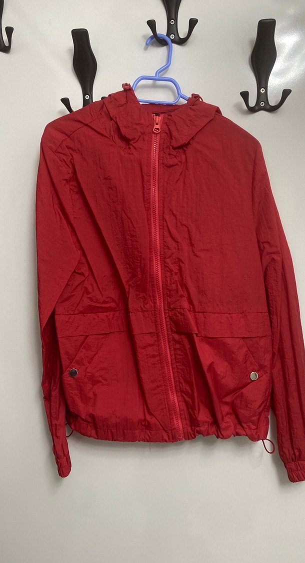 Kadın kırmızı şapkalı yağmurluk - Görsel 2