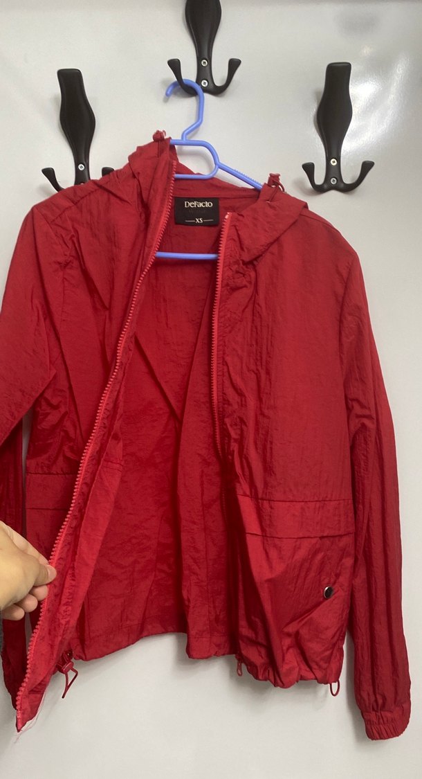 Kadın kırmızı şapkalı yağmurluk - Görsel 3