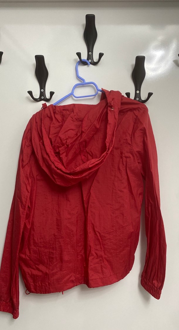 Kadın kırmızı şapkalı yağmurluk - Görsel 4