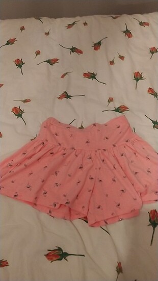 Defacto Almanya'dan alınmıştır. Flamingo ve palmiye ağaçları vardır. Yen