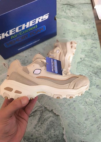 SKECHERS D-lites