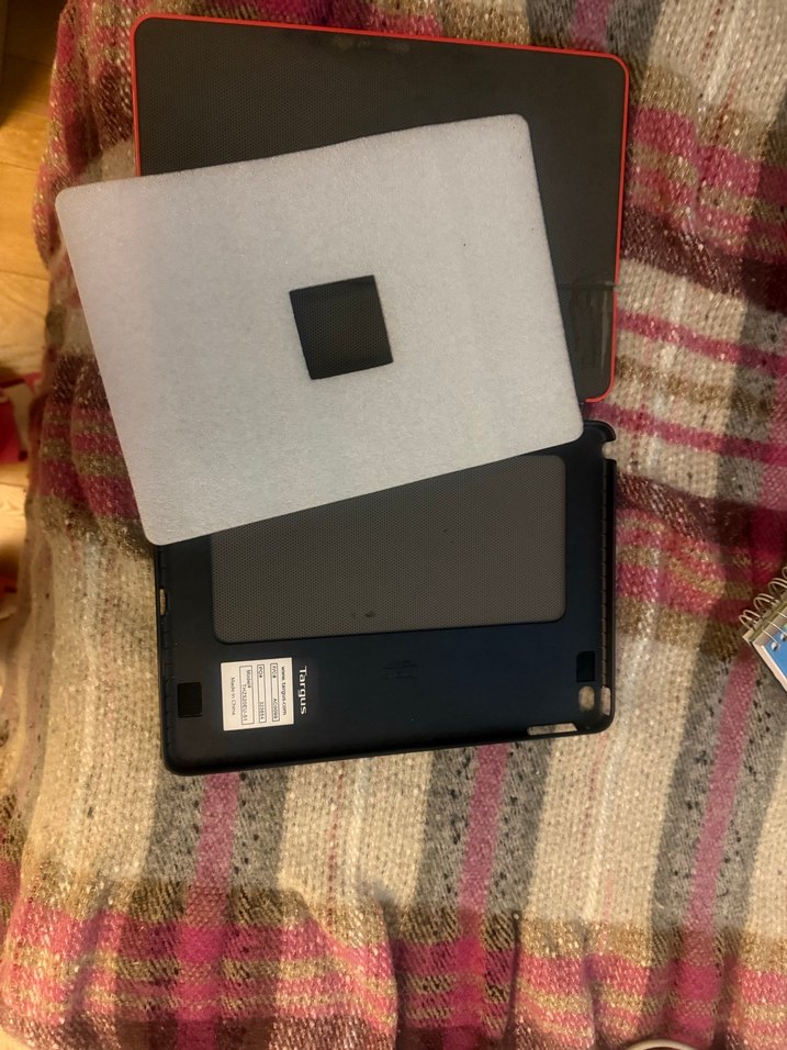 Targus Kırmızı şeritli Tablet Kılıfı - Görsel 2