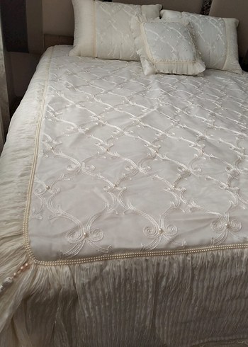 İşlemeli Beyaz Parlak Yatak Örtüsü - Görsel 5