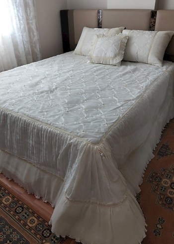 İşlemeli Beyaz Parlak Yatak Örtüsü - Görsel 2