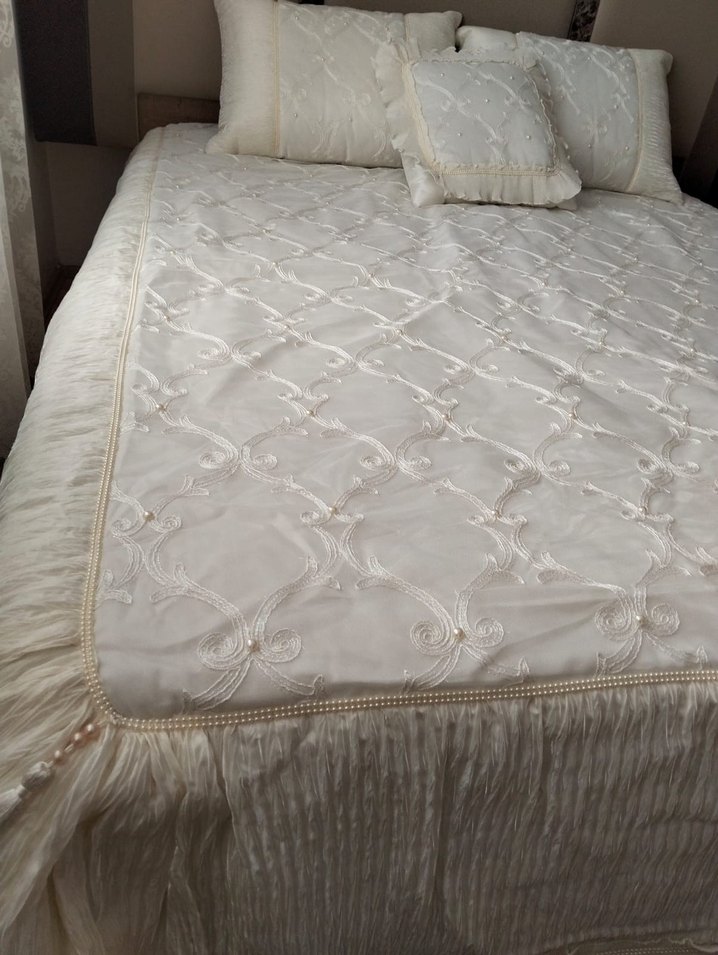 İşlemeli Beyaz Parlak Yatak Örtüsü - Görsel 5