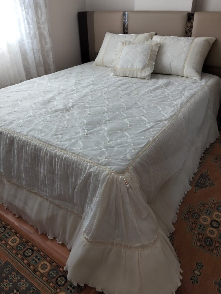 İşlemeli Beyaz Parlak Yatak Örtüsü - Görsel 2