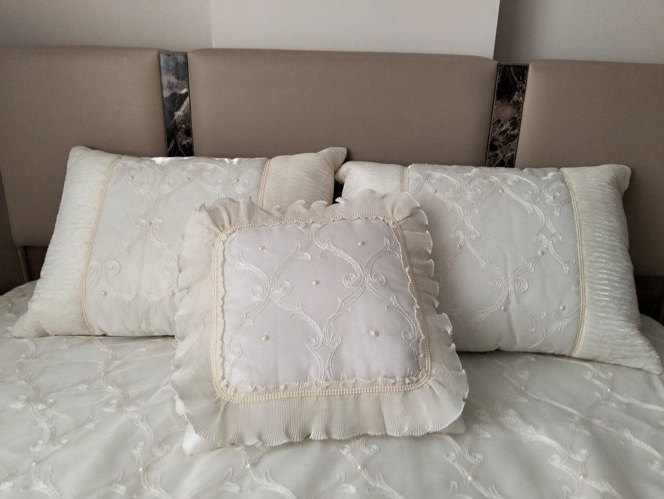 İşlemeli Beyaz Parlak Yatak Örtüsü - Görsel 4