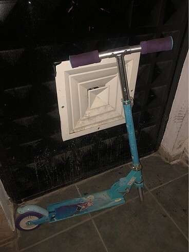 Kız çocuğu scooter, Elsalı