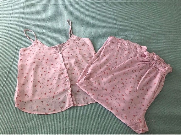 Oysho marka pijama takımı.