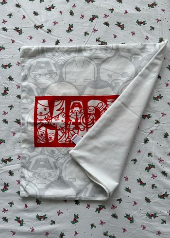Miniso Kırmızı Baskılı Marvel 45x45 Yastık Kılıfı