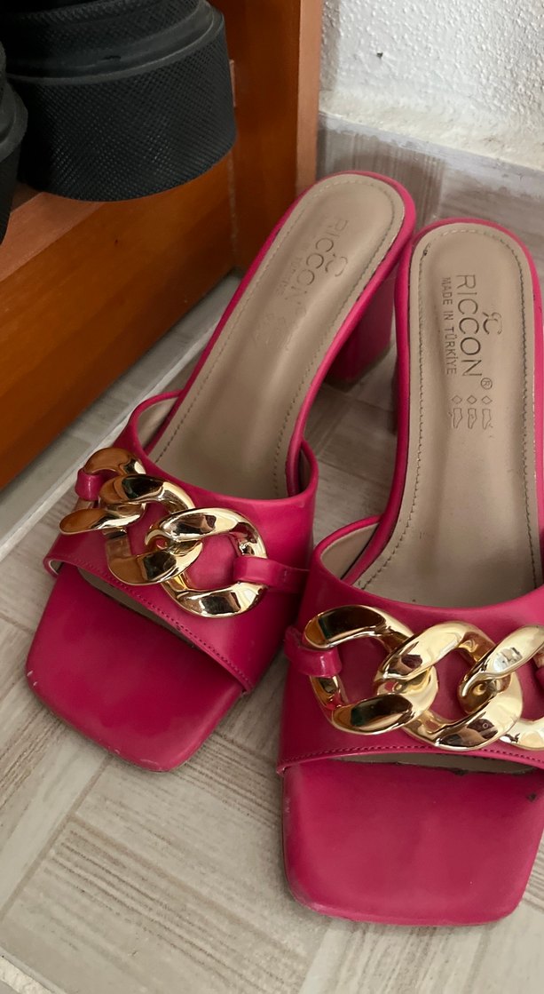 Kırmızı Yılan Desenli Zincir Detaylı Topuklu Terlik - Görsel 3