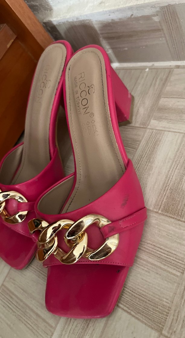 Kırmızı Yılan Desenli Zincir Detaylı Topuklu Terlik - Görsel 2