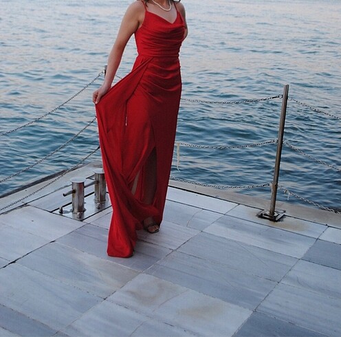 Degaje yaka kırmızı elbise