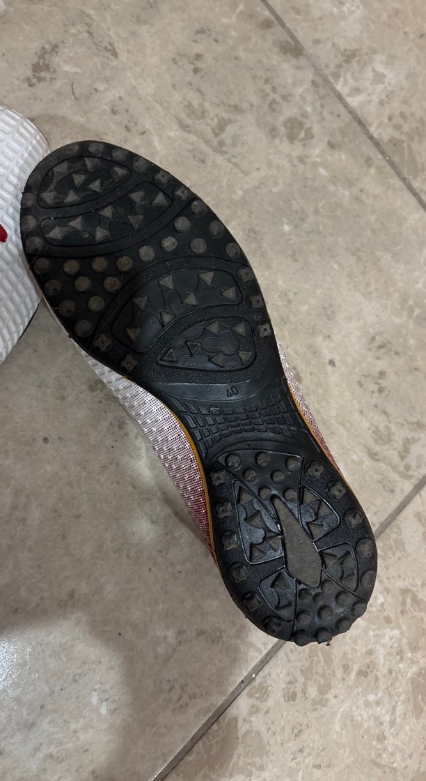 Galatasaraylı Beyaz Yılan Desenli Erkek Futbol Ayakkabısı - Görsel 5