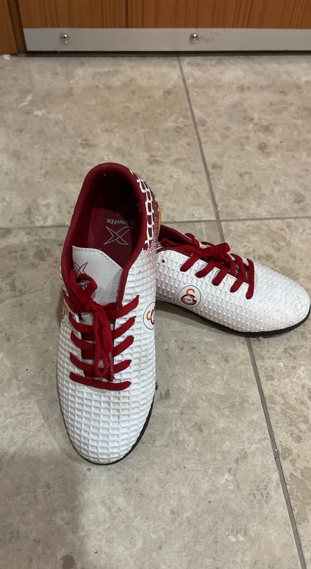 Galatasaraylı Beyaz Yılan Desenli Erkek Futbol Ayakkabısı - Görsel 4