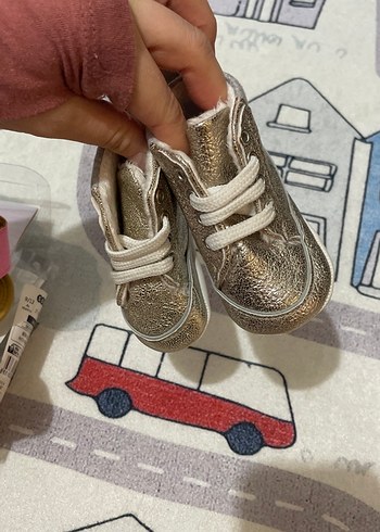 Parlak Altın Renkli Yılan Desenli İlk Adım Ayakkabısı - Görsel 4