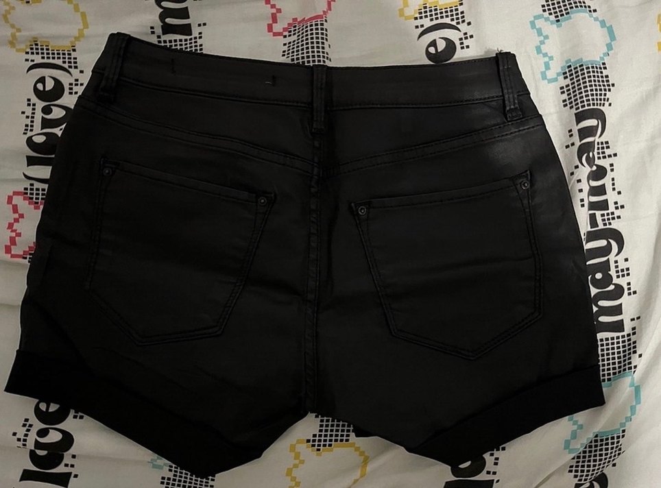 Siyah düşük bel Deri Şort - Görsel 2