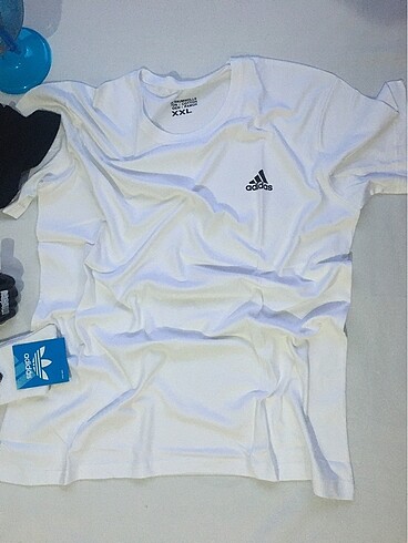 Adidas siyah beyaz tshirt ve çorap