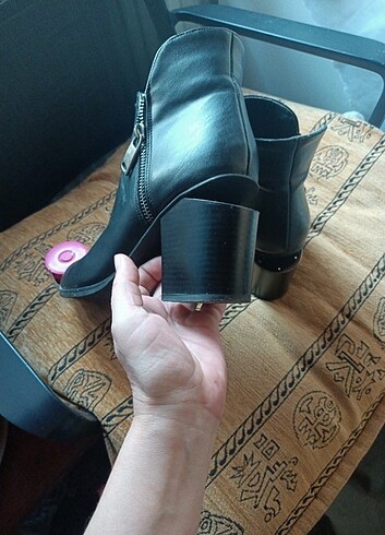 Tarz topuguyla şık bot