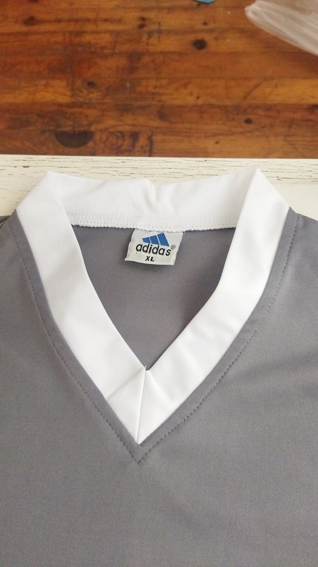 Gri V Yaka Erkek Spor Tişörtü - Görsel 3