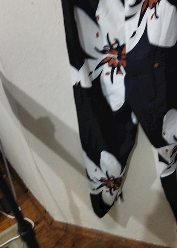 Siyah Çiçek Desenli Drapeli Kadın Tulum - Görsel 2