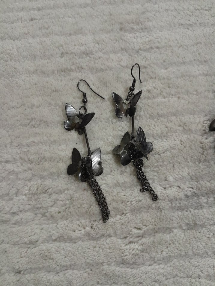 Siyah Gotik Püsküllü Küpeler - Görsel 2