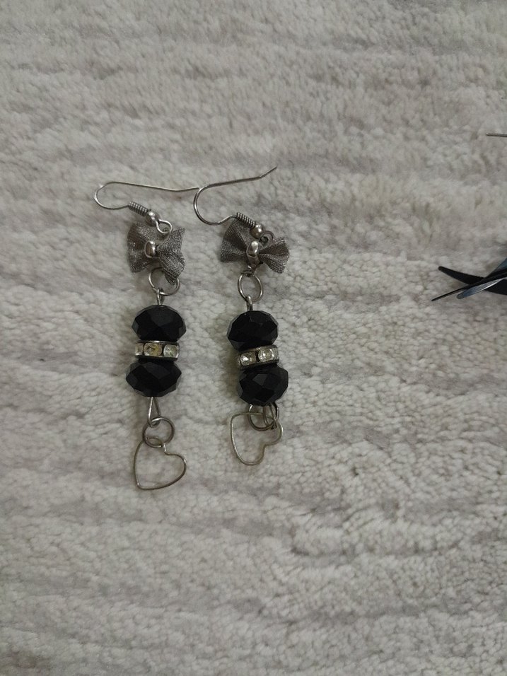 Gotik Mini Boncuklu Siyah Küpeler - Görsel 2