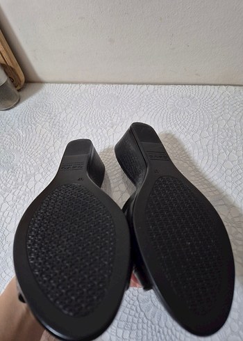 Siyah Rugan Tokalı Kadın Dolgu Topuk Terlik - Görsel 3