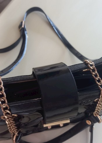 Zincir Detaylı Siyah Yılan Derisi Desenli Deri Çanta - Görsel 3