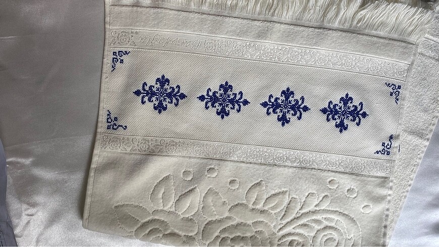 Kanaviçe işlemeli havlu