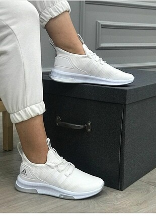 Adidas yarı fiyatına