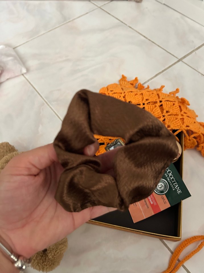 Turuncu Örgü Bandana & Bej Peluş Aksesuar Seti — görsel 3/10