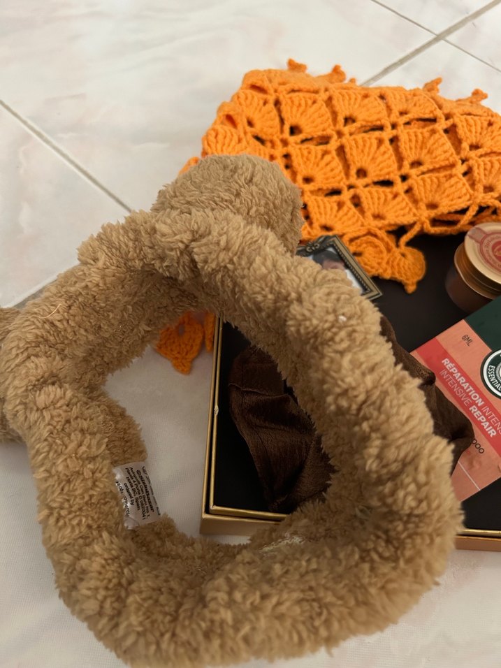 Turuncu Örgü Bandana & Bej Peluş Aksesuar Seti — görsel 2/10