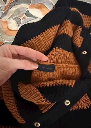 Çizgili Kapüşonlu Kahverengi Siyah Triko Kazak - Görsel 4