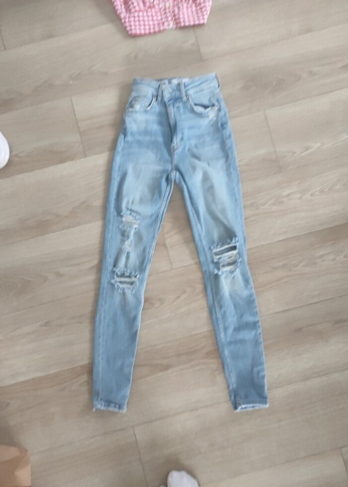 Bershka dar yüksek bel yırtık kot pantolon - Görsel 3