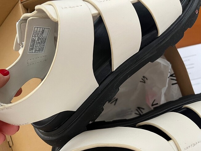 36 Beden beyaz Renk UGG ekru sandalet