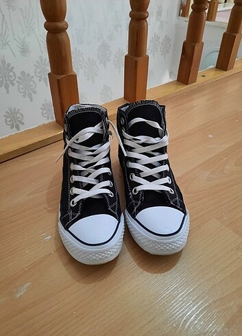 Siyah Converse