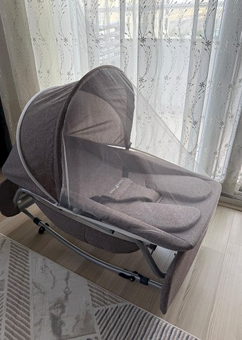 Diğer Gri Kahverengi Bebek Beşiği ve Sepeti ana kucağı