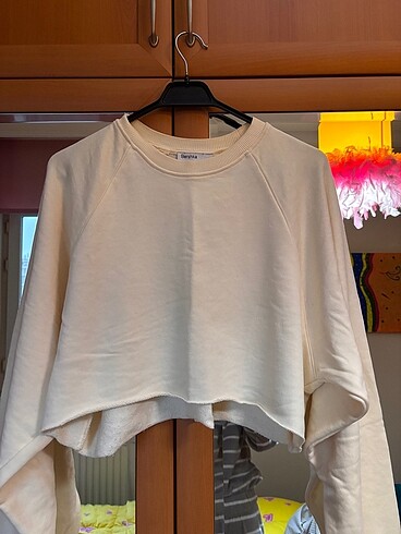 BERSHKA crop sweat