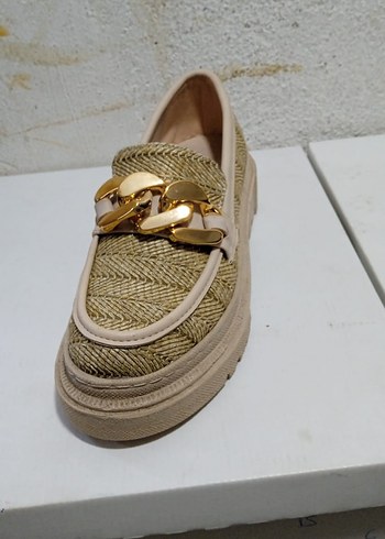 40 Beden ten rengi Renk Bej Zincir Detaylı Yılan Desenli Kadın Loafer