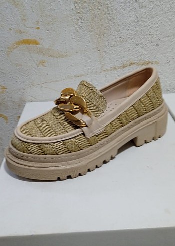 40 Beden Bej Zincir Detaylı Yılan Desenli Kadın Loafer