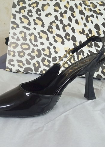 38 Beden altın Renk Zincir Detaylı Siyah Stiletto Topuklu Kadın Ayakkabı