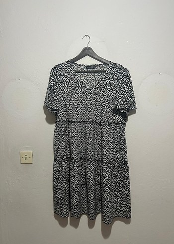 Siyah beyaz çiçek Desenli Kısa Kollu Mini Elbise
