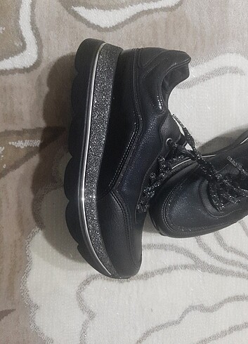 39 Beden Siyah spor ayakkabı