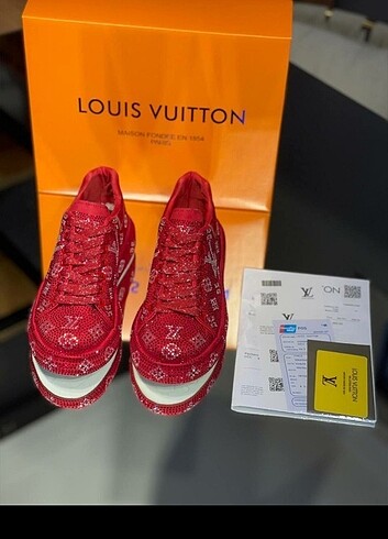 Louis Vuitton Louis Vuitton bayan spor 36-40 arası. 3 renk mevcuttur 