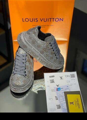 40 Beden Louis Vuitton bayan spor 36-40 aralığındadır. 3 renk mevcuttur