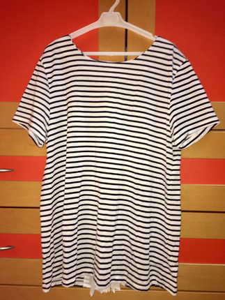 Arka detayli tshirt