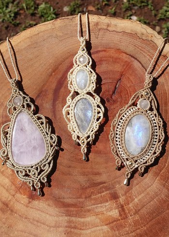 Accessorize Büyük Mavi Yansımalı Ay Taşlı Bohem Tasarım Makrome Kolye