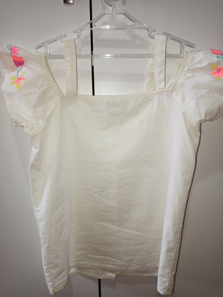 Nakışlı, Düğmeli, Kısa Kollu Beyaz Kız Bluzu - Görsel 4