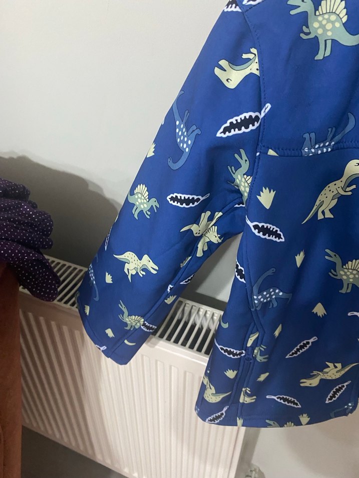 Kapüşonlu Erkek Çocuk Mavi Baskılı Yağmurluk - Görsel 3